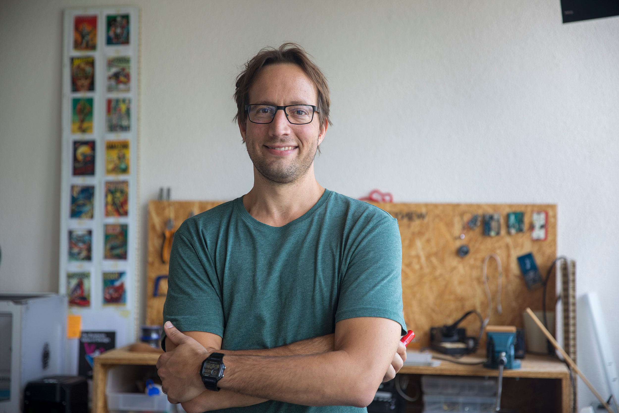 Porträt eines Mannes mit Brille in einer Werkstatt